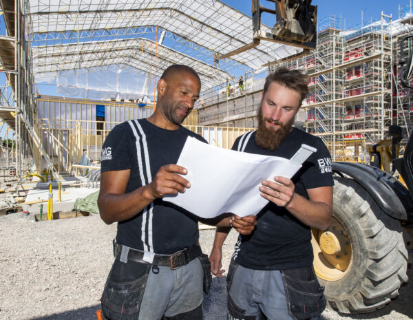 Jimmy Johansson, arbetsledare och Sebastian Öhrn, snickare.